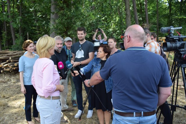 Klöckner stellt sich den Fragen der Presse. | Foto: B.Bender