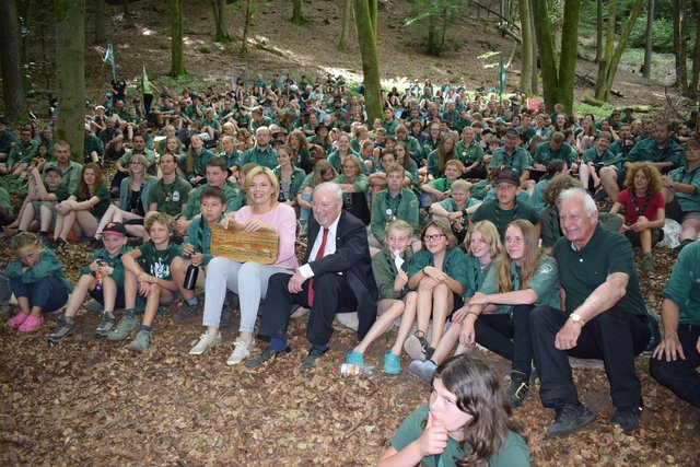 Klöckner lauscht gemeinsam mit Wolfgang von Geldern, Präsident der Schutzgemeinschaft Deutscher Wald, dem Pfalzlied.  | Foto: B.Bender