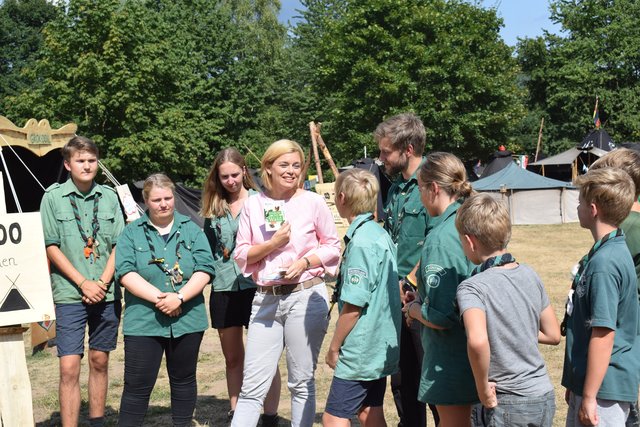 Julis Klöckner bringt Geschenke für alle mit.  | Foto: B.Bender