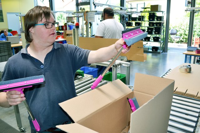 Beim Verpacken der Scheibenreiniger überprüft Marc Odenbach noch einmal die makellose Qualität der Produkte. | Foto: Christmann/Lebenshilfe Südliche Weinstraße