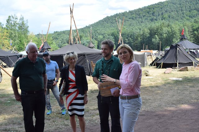 Klöckner stellt ihre engsten Mitarbeiter vor. Caius Caesar, Waldbeauftragter der Bundesregierung (links) und Abteilungsleiterin Dr. Eva Ursula Müller (mitte). Neben ihr steht Bundesleiter der Waldjugend Sven Hery.  | Foto: B.Bender