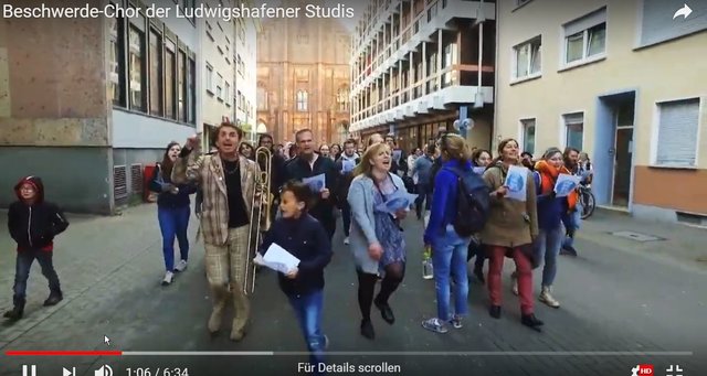 Der Beschwerde-Chor der Ludwigshafener Studis bei einem Flashmob in der Stadt.   | Foto: VIDEO Kunstverein Ludwigshafen