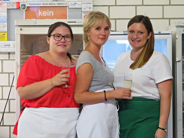 Prost! Das haben sich die ehrenamtlichen Helferinnen verdient | Foto: Brigitte Melder