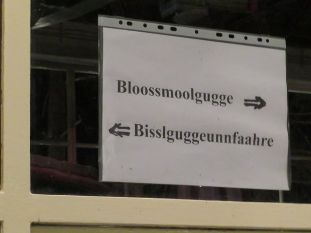 Witziger Wegweiser bevor es zum Bezahlen geht | Foto: Brigitte Melder