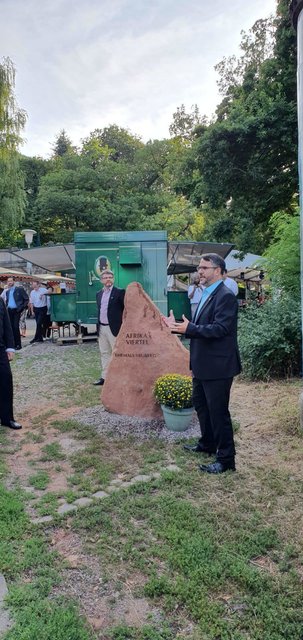 Die Enthüllung des Gedenksteins nahm Oberbürgermeister Marc Weigel vor. | Foto: Foto: Oesterle