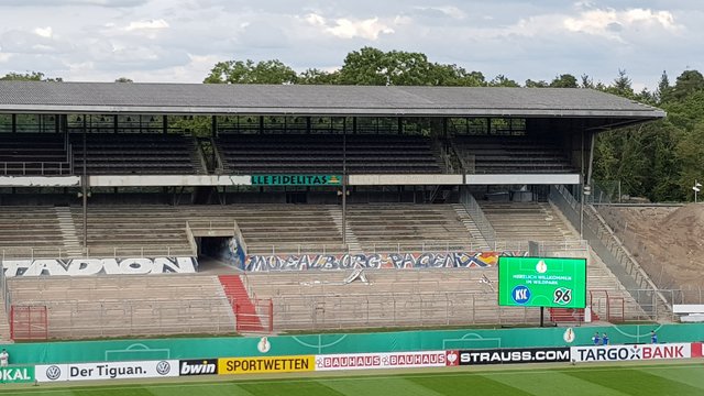 Blick auf die Gegentribüne, die Stück für Stück abgebaut wird. Da kommt so manche Überraschung durch - auch eine Erinnerung an den langjährigen Medienpartner des KSC. Traurige Episode: Im März 2002 hatte die "Landesanstalt für Kommunikation" in Stuttgart beschlossen, dem Sender die Lizenz zu verweigern.  | Foto: jow