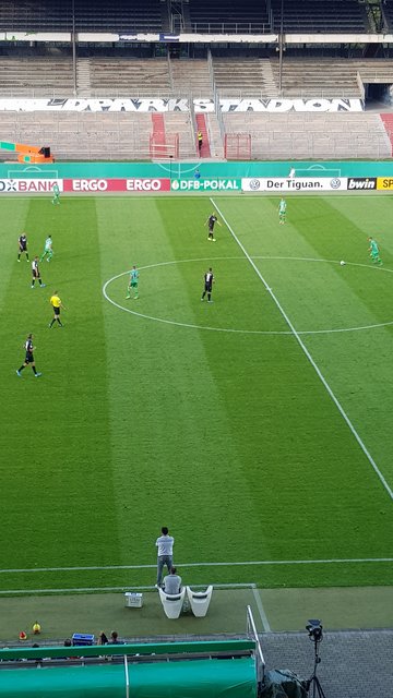 Der KSC-Trainer verfolgt das Spiel | Foto: jow