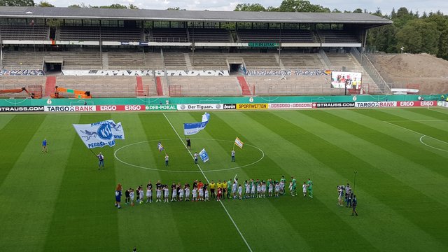 Aufstellung der Teams vor der leeren Gegentribüne | Foto: jow