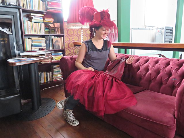 Bei der Anprobe zweier Einzelstückes in Handarbeit designed  | Foto: Brigitte Melder