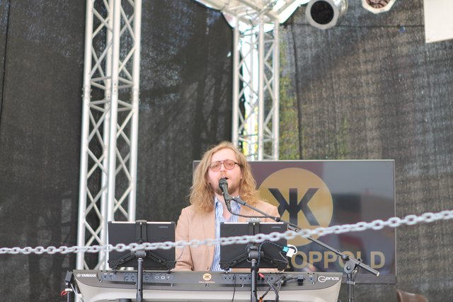 Kalli Koppold sorgte für die musikalische Umrahmung zur Eröffnung  | Foto: Claudia Bardon