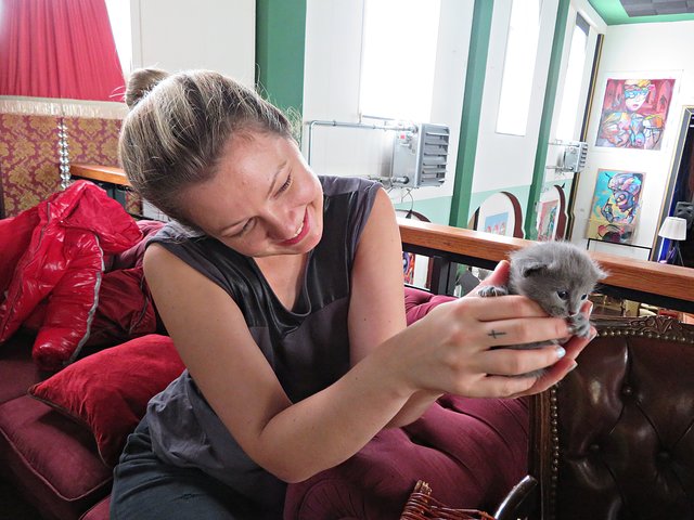 Tatí Fedorkowa mit einem Katzenbaby | Foto: Brigitte Melder