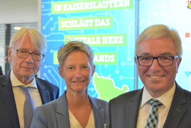 Kurz vor Beginn des Kongresses auf der Gartenschau: OB Klaus Weichel, Bürgermeisterin Beate Kimmel und Innenminister Roger Lewentz Foto: ps