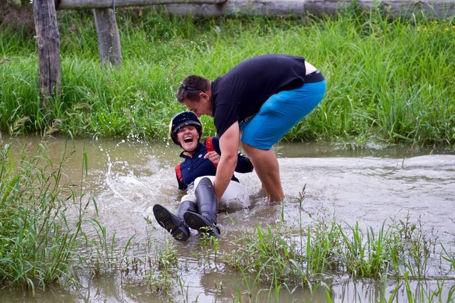  Die neue Pfalzmeisterin Lisa Hemmer landet im Wassergraben  | Foto: hs