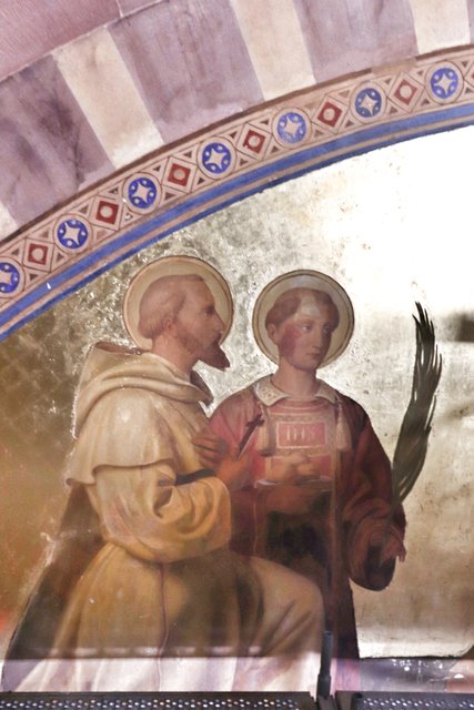 Das Fresko über dem Hauptportal ist das "Sorgenkind" der Dombaumeisterin. | Foto: Bauer