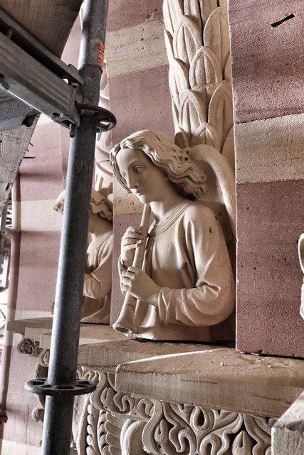 Die Engelsbüsten am Stufenportal besitzen einen Holzdübel und waren wohl ursprünglich als Ganzkörperfiguren geplant. Das lassen zumindest vertikale Fugen und Überstände am unteren Ende der Figuren vermuten.  | Foto: Bauer