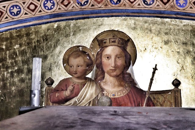 Das Fresko über dem Hauptportal zeigt die Gottesmutter, die auch Patronin des Doms ist. | Foto: Bauer