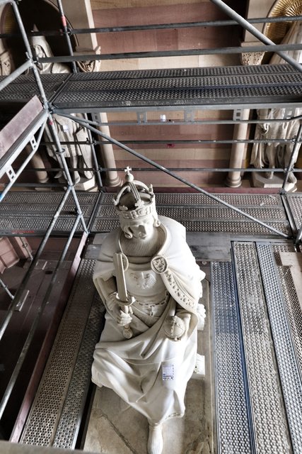 Auch das Kenotaph von Rudolf von Habsburg, bei dem der Herrscher imposant im Südarm der Vorhalle thront, wurde mit einem Laser gereinigt.  | Foto: Bauer