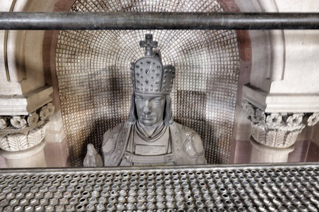 Wie die Figuren vor der Reinigung aussahen, lässt sich anhand von zwei noch unrestaurierten Exemplaren erkennen.  | Foto: Bauer