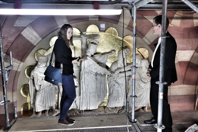 Die Lunettenreliefs sind detailreich gestaltet, was nach der Reinigung mit einem Laser bei direkter Draufsicht jetzt besonders eindrucksvoll zu sehen ist.  | Foto: Bauer