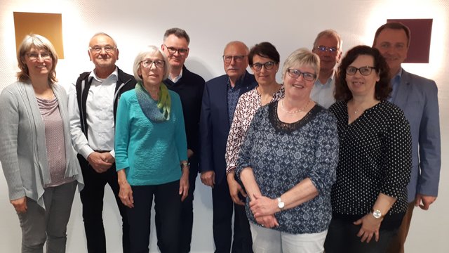 Ein Teil des Vorstands: Birgit Rummer, Rüdiger Weiß, Heidrun Bock, Volker Jacob (stellvertretender Vorsitzender), Peter Schulz (1. Vorsitzender), Romy Heblich, Helga Lichtenberger-Driedger (Schriftführerin), Eckhard Laubscher (Schatzmeister), Waltraud Klein (Hospizdienst Rockenhausen), Norbert Pasternack. Nicht auf dem Bild: Dr. Monika Barth, Erich Morsch-häuser, Ulrike Thomas, Sabine Seifert.