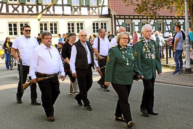Die Kerwe wird mit einem Festumzug zum Marktplatz eröffnet.