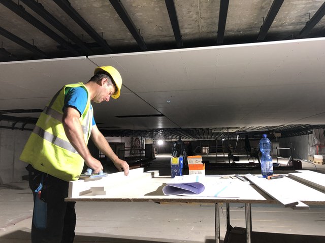Verkleidung: Unter die Decken der Haltestellen Kronenplatz und Durlacher Tor werden schalldämmende Elemente montiert.
 | Foto: Kasig
