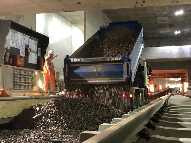 Schotter: Auch der zweite Strang des Südabzweigs des Stadtbahntunnels erhält nun eine Schotterschicht – und dann folgt der Gleisbau.  | Foto: Kasig