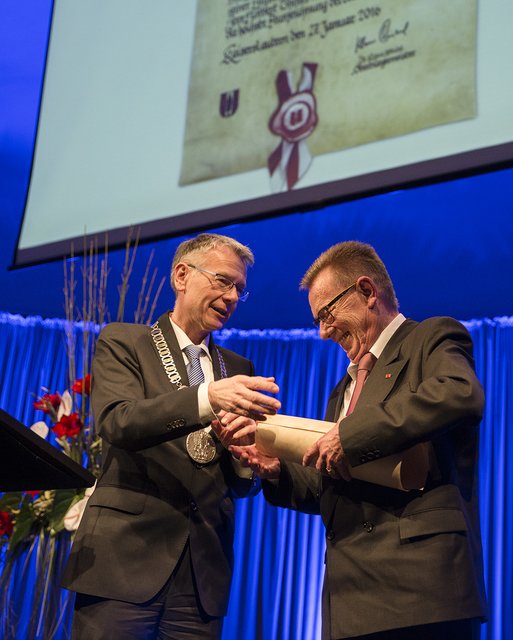 Oberbürgermeister Dr. Klaus Weichel bei der Übergabe der Ehrenbürgerurkunde an Norbert Thines im Jahr 2016 | Foto: Jens Vollmer