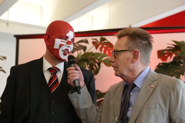 Norbert Thines 2015 bei der Feier zu seinem 75. Geburtstag auf dem Betzenberg mit FCK-Gesicht Matthias Gehring | Foto: Jens Vollmer