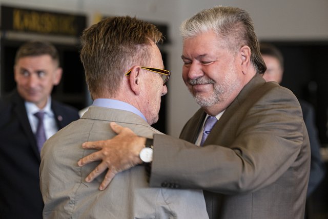 Norbert Thines 2015 bei der Feier zu seinem 75. Geburtstag auf dem Betzenberg mit Gratulant Kurt Beck | Foto: Jens Vollmer
