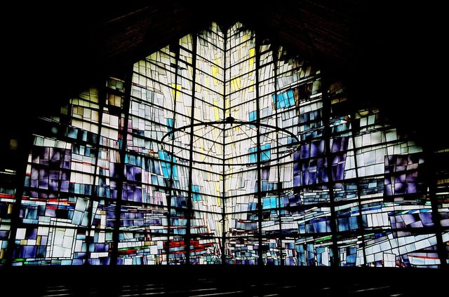 Das Bild vom „wandernden Gottesvolk“ symbolisiert die zeltförmige Pfarrkirche St. Josef mit ihren großformatigen Glasfenster, die Stadtführerin Gertrud Brückmann bei ihren Führungen um 11 Uhr und 16.30 Uhr vorstellt.  | Foto: Thomas Adam 