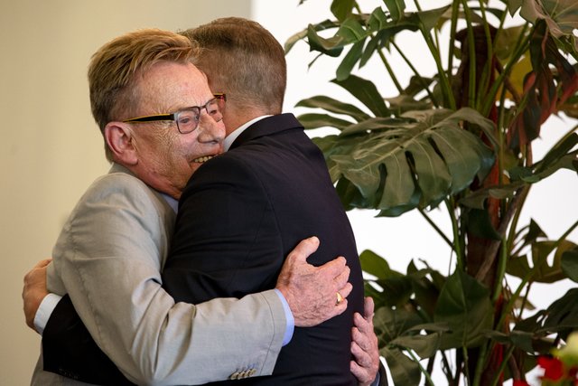 Norbert Thines 2015 bei der Feier zu seinem 75. Geburtstag auf dem Betzenberg mit Gratulant Stefan Kuntz | Foto: Jens Vollmer
