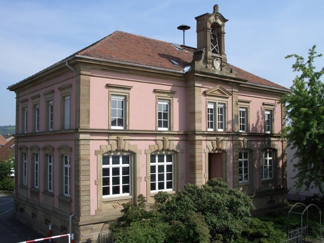 Zwei Schulgebäude – hier das alte, im späten 19. Jahrhundert errichtete Unterrichtsgebäude – verbindet eine architekturgeschichtliche Führung in Büchenau um 11 Uhr.  | Foto: Arbeitskreis Ortsgeschichte Büchenau