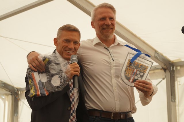 Landrat Ralf Leßmeister überreichte das Glaswappen des Landkreises Kaiserslautern an Uli Zimmer | Foto: Walter
