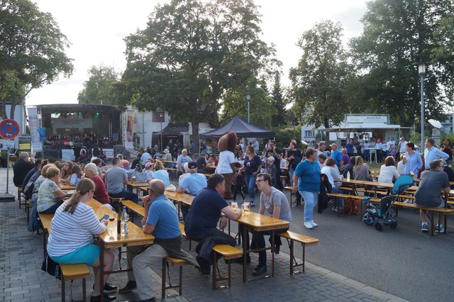 Bei diesem Programm ließen es sich die zahlreichen Besucher auf dem John-F.-Kennedy-Platz sichtlich gut gehen  Foto: Walter