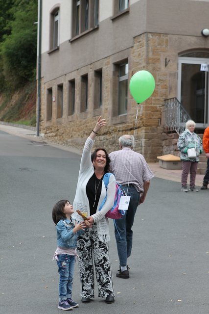 Viele Luftballons stiegen am Samstag in den Himmel  | Foto: Claudia Bardon
