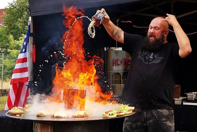 ... gab es Deutsche und Amerikanische Spezialitäten zu genießen. Hier am Grill: Showkoch Karl-Heinz Drews Foto: Jutta Felka