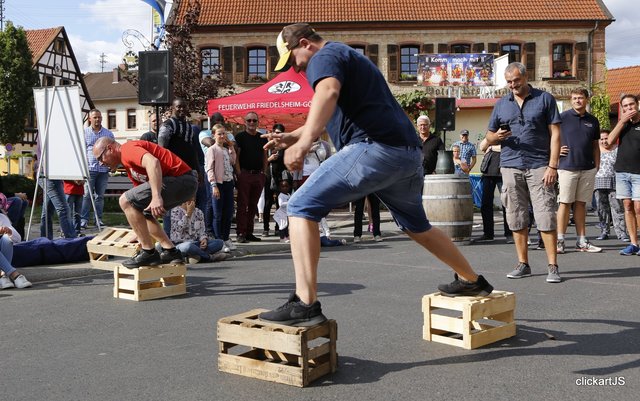 Auf Weinkisten laufen... | Foto: Veranstalter