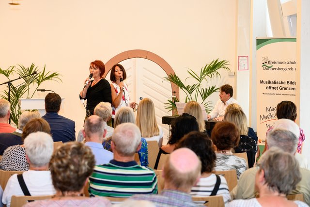 Eröffnung der Kulturnacht. Ingeborg Hofmann, Brigitte Dahl (Gesang) und Viktor Silvester Wendtner (Klavier). | Foto: Sebastian Fachenbach