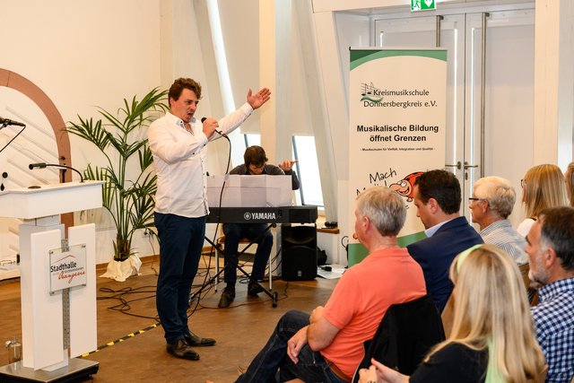 Eröffnung der Kulturnacht. Viktor Silvester Wendtner (Gesang) und Benjamin Reiter (Klavier).  | Foto: Sebastian Fachenbach