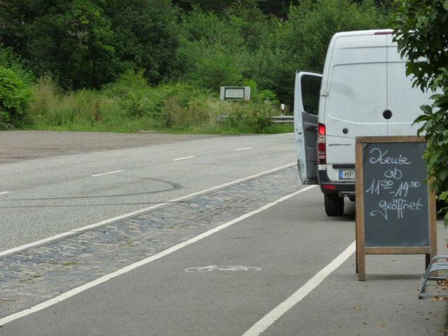 Paketdienste haben es immer eilig. Auch wenn es hier jede Menge Parkplätze gibt, bleibt der Sprinter einfach auf dem Radweg stehen. | Foto: Franz Walter Mappes