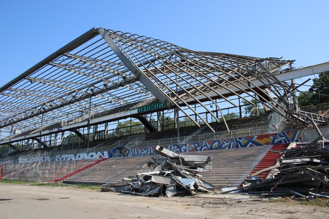 Die erste Säule ist weg, das Dach sackt dann ab – und das Metall kommt weg. | Foto: car