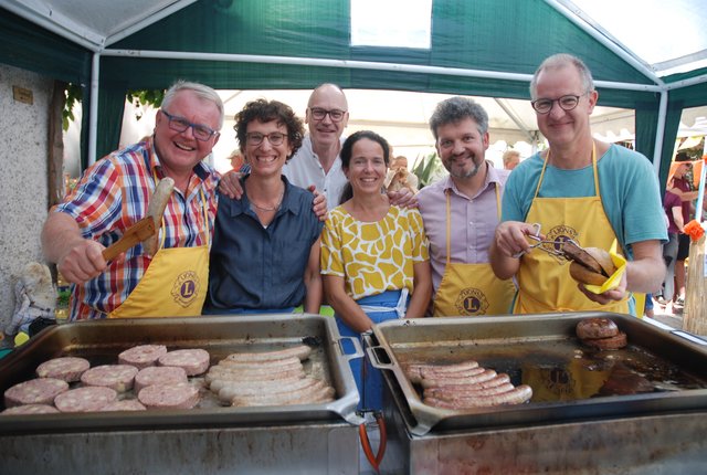 Saumagen und Bratwurst am Lions-Stand im Weingut Seiberth. | Foto: Pacher