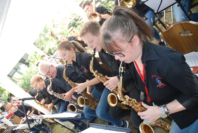 Foto: Big Band-Musik im Weingut Seiberth in Hambach
