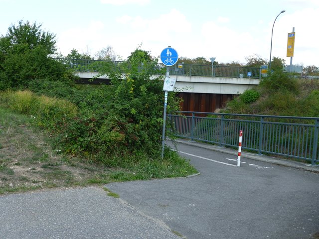 Engstelle am Fronhof in Bad Dürkheim. Durch die Hecke lässt sich der Radweg schlecht einsehen und es gibt hier nach Schulschluss jede Menge Verkehr. | Foto: Franz Walter Mappes