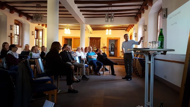 Die Präsentation, in der es natürlich auch um die Umsätze ging, wurde von allen Mitarbeitern aufmerksam verfolgt. | Foto: Christopher Gödtel