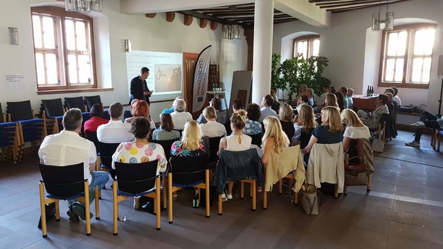 Alexander Gieger, der Leiter der Digitalvermarktung, zeigt den Außendienstlern, welches Konzept die SÜWE im Onlinemarkt verfolgt und welche Möglichkeiten dieser bietet. | Foto: Ch.Gödtel