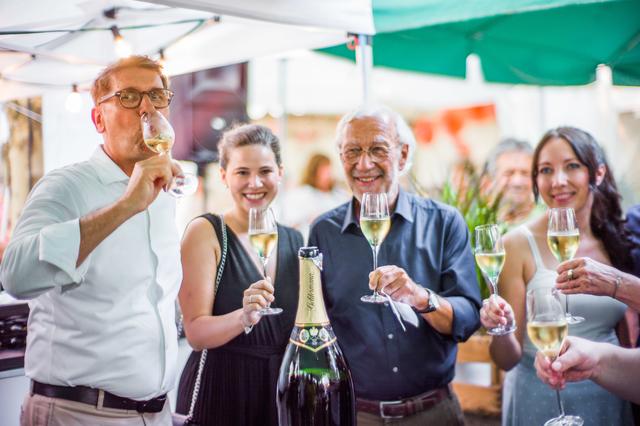 Na denn Prost (von links): Michael Grötsch, Tamara Fränzle, Lutz Pauels und Anna Hammen.  | Foto: Christian Gaier