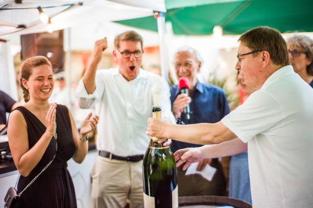 "Ozapft" is - und alle sind begeistert.  | Foto: Christian Gaier