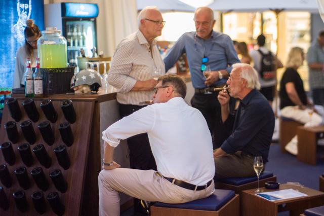 Michael Grötsch und Lutz Pauels gönnen sich eine Zigarre.  | Foto: Christian Gaier